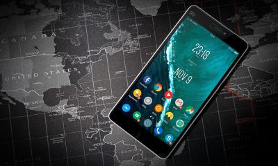 老款iPhone手持展示简洁版应用界面，光线柔和体现怀旧操作体验